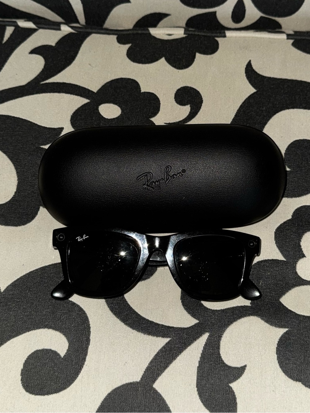 Ray-Ban Black Wayfarer Sunglasses with Black Hard Case